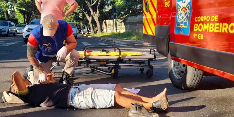 Motociclista é socorrido pelo Siate após colisão no Boicy