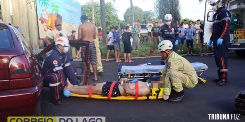 Motorista colide veículo no portal da praia em Santa Helena