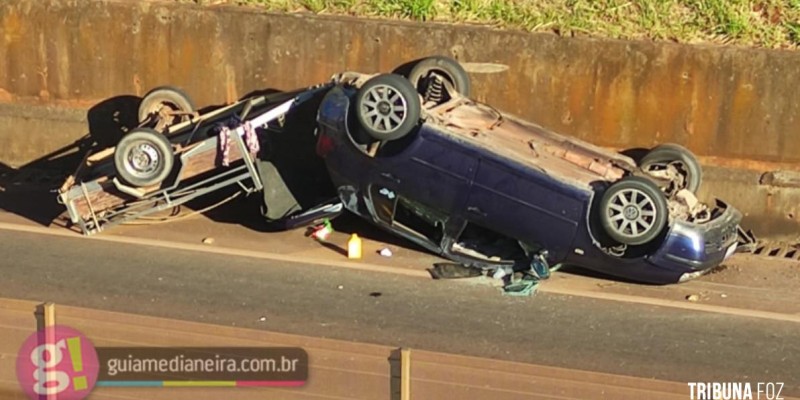 Veículo capota após colisão na BR 277 em Medianeira