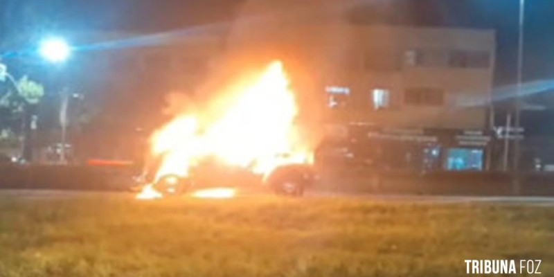 Fusca fica destruído após pegar fogo na BR 277 em Medianeira