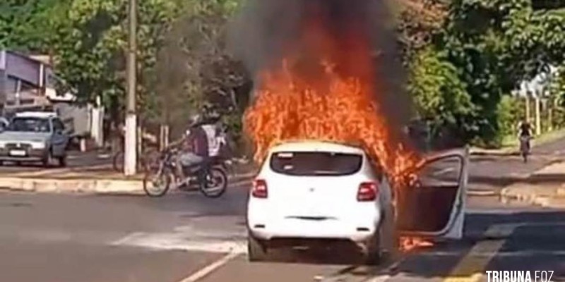 Veiculo pega fogo na Av. Safira no Bairro Porto Meira