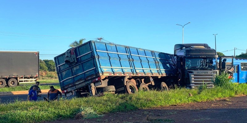 Após falha mecânica carreta sai da pista na BR-277 