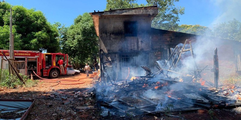 Bombeiros intervém em incêndio a residência no Bairro Morumbi