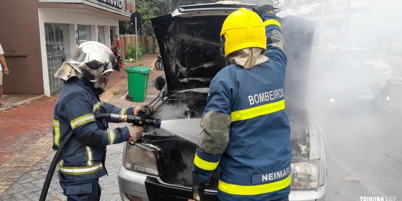 Bombeiros intervém em incêndio veicular no Boicy