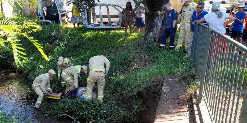 Bombeiros resgatam idoso que caiu no rio 