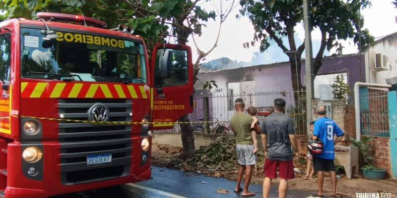 Casa é consumida pelo fogo no Porto Meira