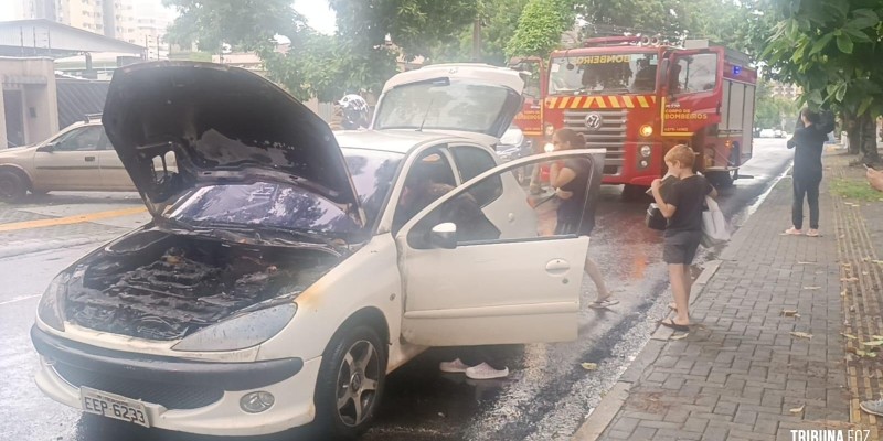 Bombeiros intervém em incêndio a veículo na Vila Maracanã