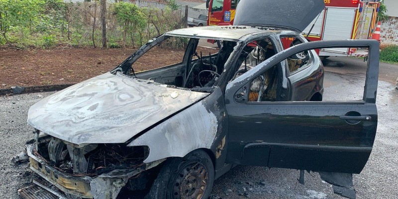 Carro é consumido pelo fogo no Jardim Belvedere I