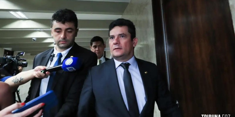 Desembargador pede vista e suspende julgamento de Moro