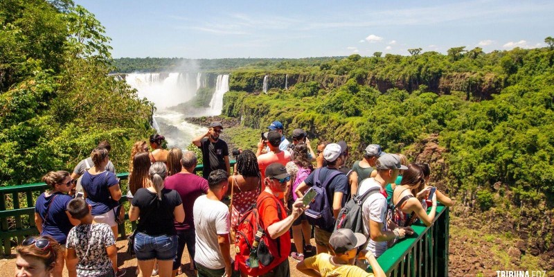Aniversário de Santa Terezinha de Itaipu com cortesia para os moradores visitarem as Cataratas do Iguaçu