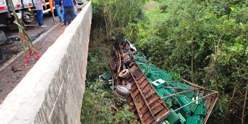 Caminhão cai de ponte e uma pessoa fica ferida em Marechal Cândido Rondon