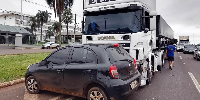 Veículo roda na pista e é atingido por carreta na BR-277 