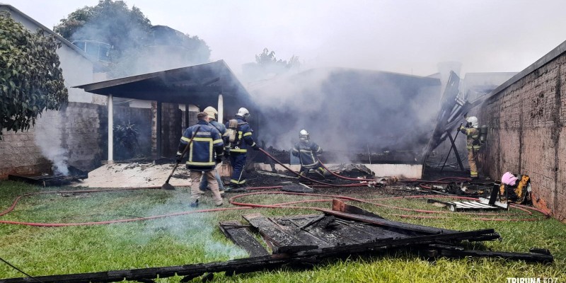 Casa é destruída pelo fogo na Vila Adriana I