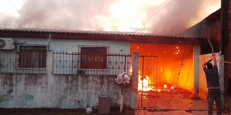 Casa é destruída pelo fogo no Porto Meira