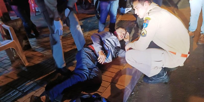 Siate socorre motociclista após colisão na Rua Golfinhos