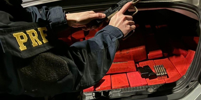 PRF apreende arma e drogas com menor de idade em Céu Azul