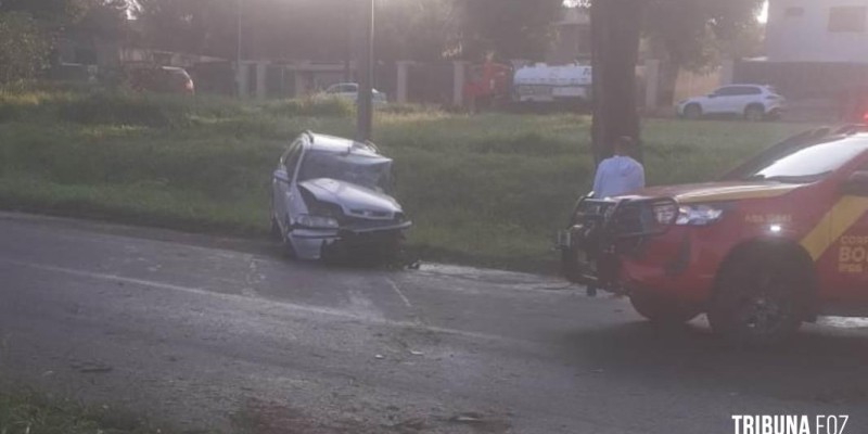 Condutor é socorrido pelo Siate após colidir veiculo contra uma árvore na Av. Tancredo Neves