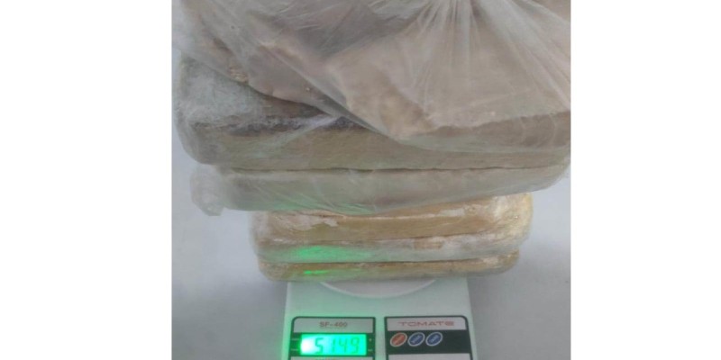 Moradora encontra 5,1 Kg de crack escondida no foro da casa na Vila Yolanda