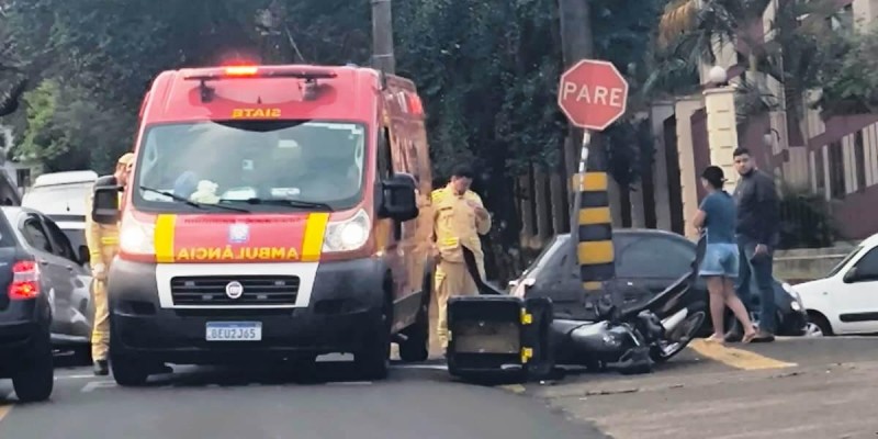 Motociclista é socorrido pelo Siate após colisão na Av. República Argentina