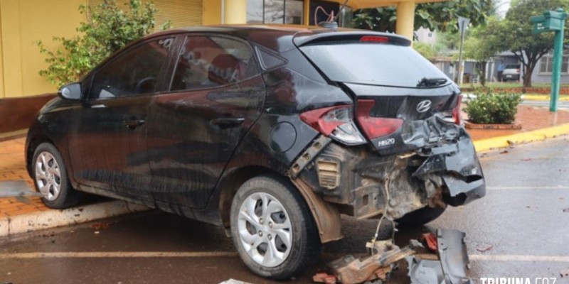 Motorista de aplicativo colide veículo em HB20 estacionado e foge do local em Santa Helena