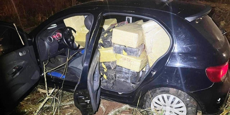 Policia Federal e BPFRON interceptam veículo carregado 701,5 Kg de maconha no Bairro Porto Belo