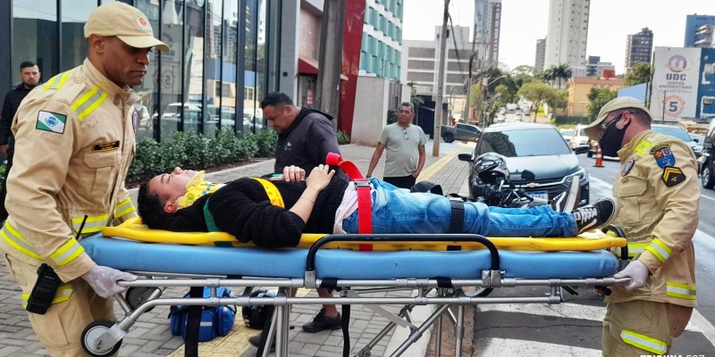 Siate socorre vítima de queda de moto no centro de Foz do Iguaçu