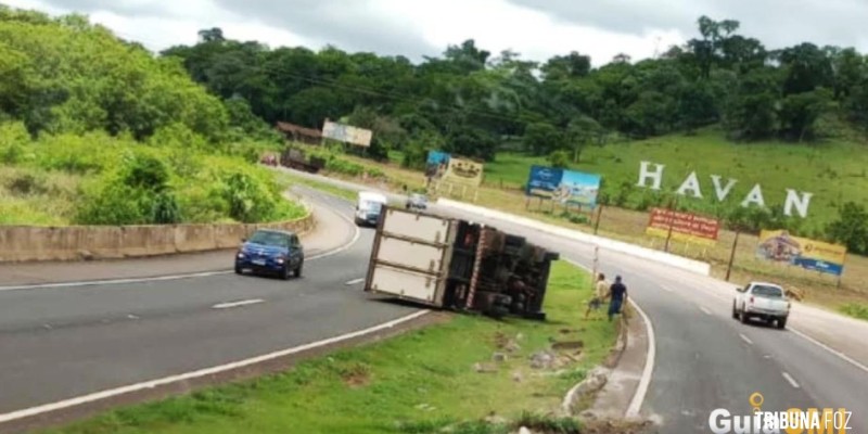 Caminhão tomba após colisão lateral na BR-277, entre Medianeira e Matelândia