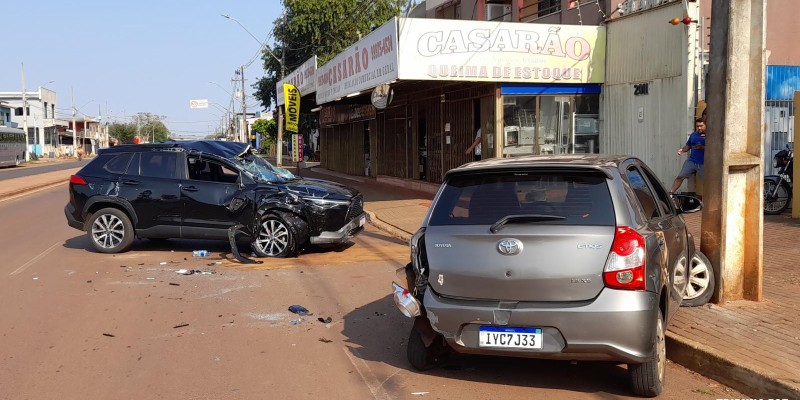 Condutor é socorrido pelo Siate após colidir com veículo parado e capotar na Av. Morenitas