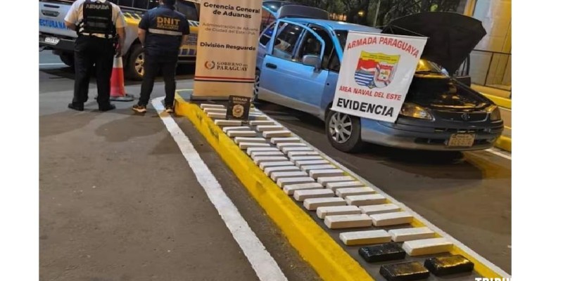 Condutor foge e abandona veículo com 110 Kg de maconha na aduana paraguaia da Ponte da Amizade