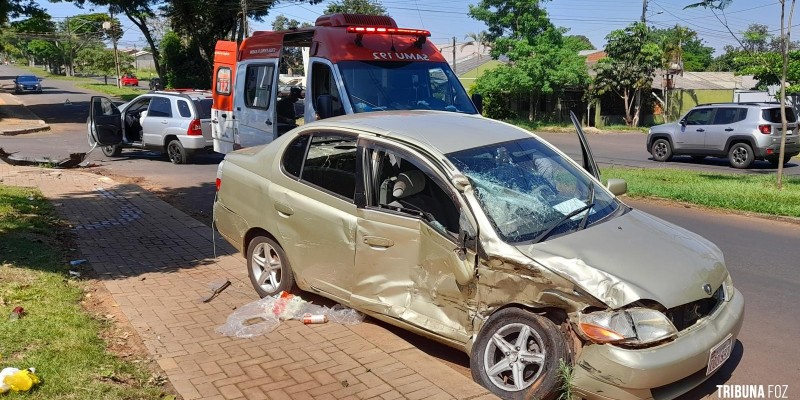 Condutora é socorrida pelo SAMU após colisão no Jardim Eliza II