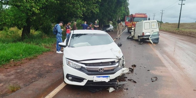 Grave acidente na PR-495 na cidade de Missal deixa um ferido e veículos destruídos