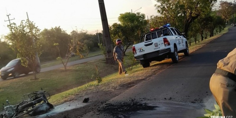 Moto pega fogo e deixa motociclista ferido em Hernandárias