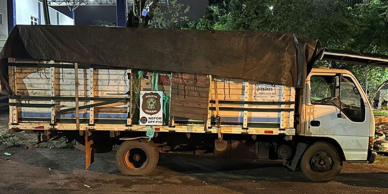 Policia Federal apreende caminhão transportando caixas de cigarros contrabandeados em São Miguel do Iguaçu