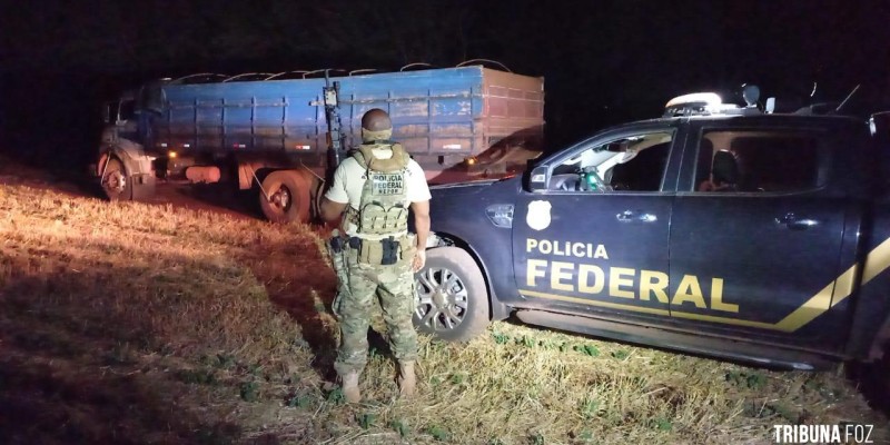 Policia Federal e PM apreendem caminhão carregado com cigarros contrabandeados na fronteira com o Paraguai