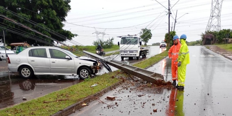 Siate socorre duas vítimas após condutor colidir veículo contra um poste na Av. Andradina