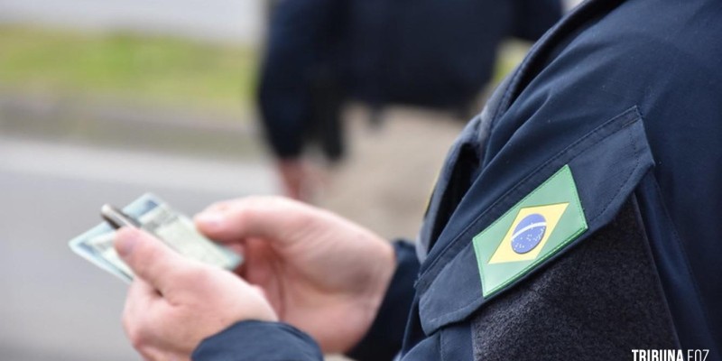 PRF prende mulher em flagrante por corrupção ativa