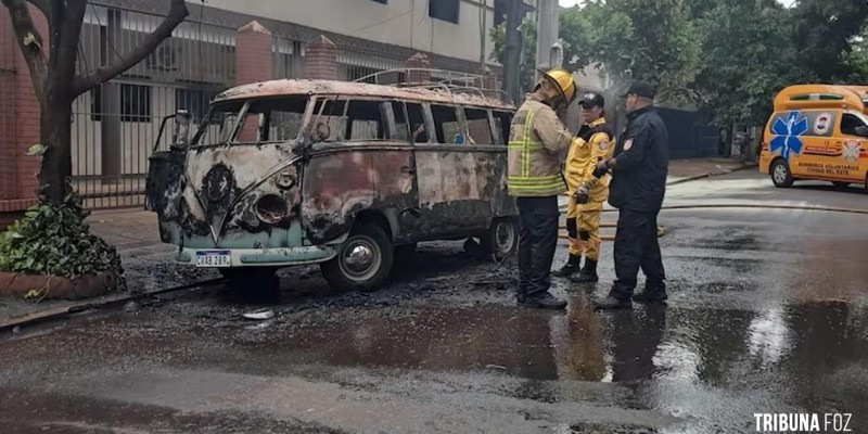 Veículo Kombi é destruída pelo fogo em Ciudad Del Este 