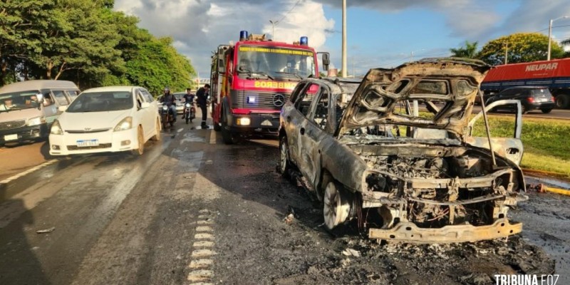 Caminhoneta é consumida pelo fogo em Ciudad Del Este