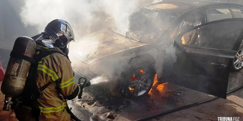 Carro pega fogo na garagem de uma residência no Porto Meira