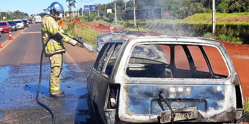 Condutor abandona veículo em chamas na Av. das Cataratas
