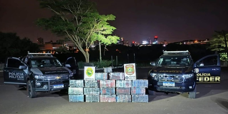 PF e PM apreendem fardos de maconha nas margens do rio Paraná
