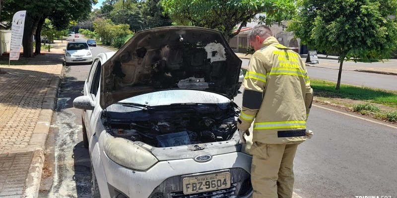 Incêndio a veículo na Av. Safira mobiliza o Corpo de Bombeiros