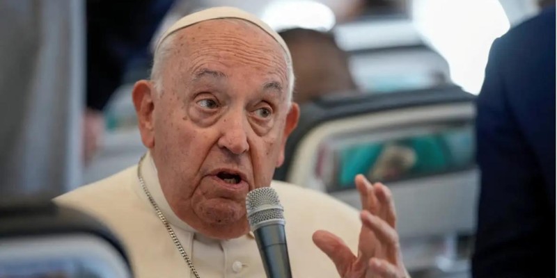 Papa Francisco é internado para tratamento de bronquite