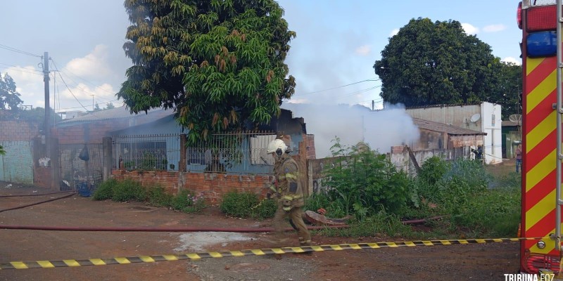 Bombeiros interveem em incêndio a residência no Porto Meira
