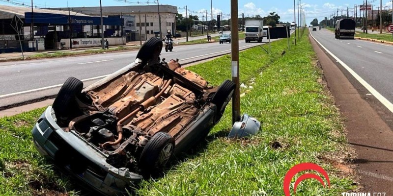 Mulher perde o controle e capota veiculo na BR-277