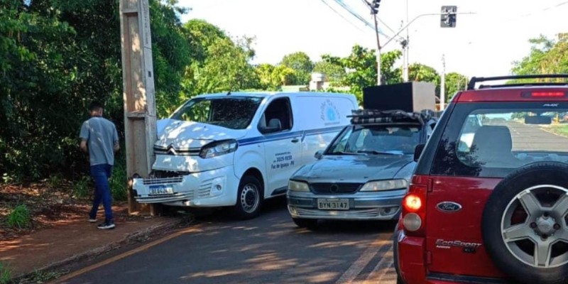 Carro funerário colide com poste na Av. Gramado