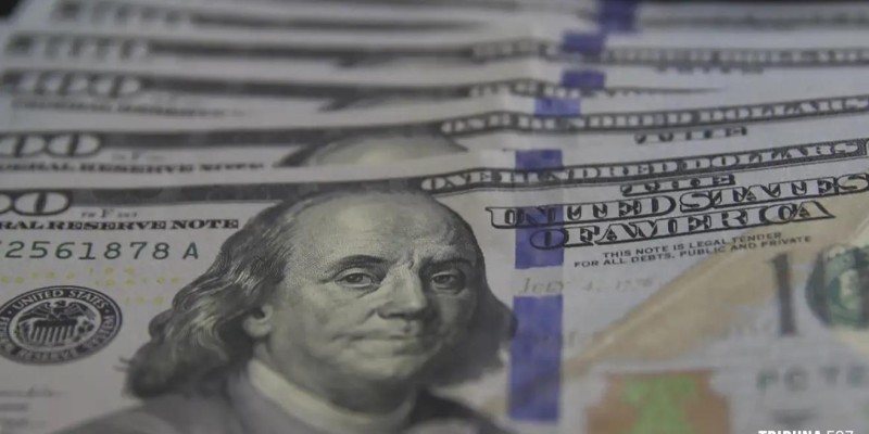 Dólar marca 6ª queda seguida e fecha a R$ 5,68