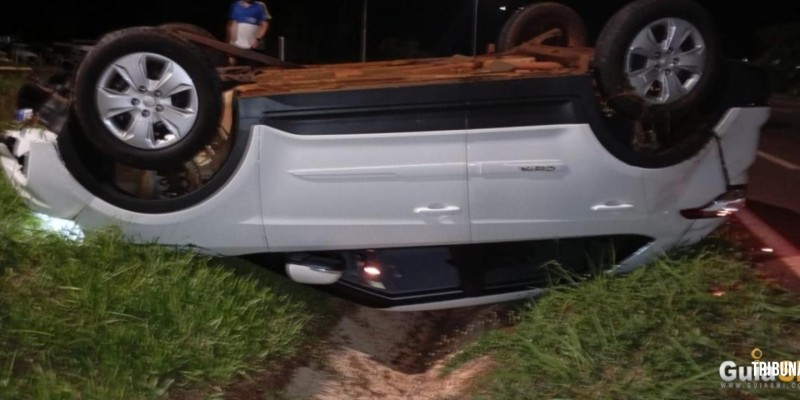 Veículo capota após colisão no trevo de São Miguel do Iguaçu