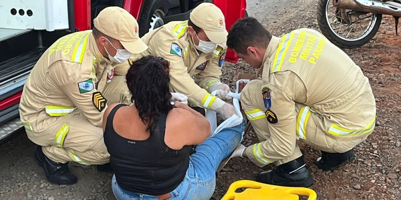 Bombeiros socorrem mulher após acidente de trânsito na Av. JK 