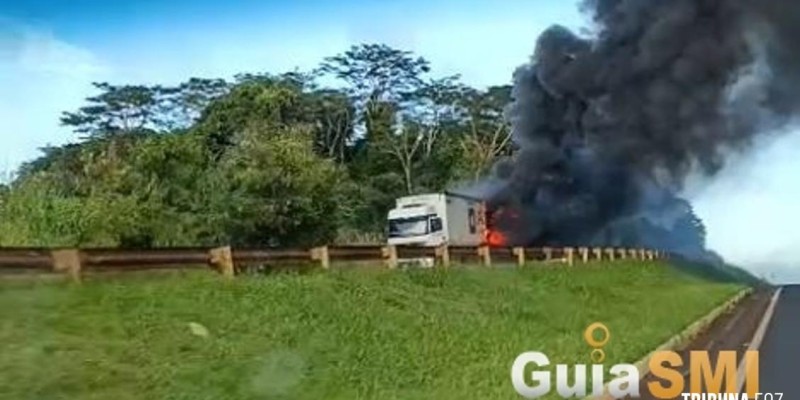 Caminhão pega fogo na BR-277 em São Miguel do Iguaçu